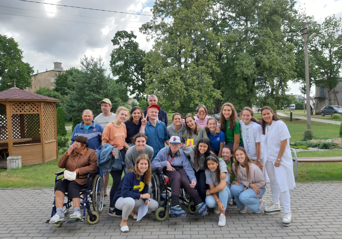 nenes de rocabruna a lituania amb la gent de la residencia